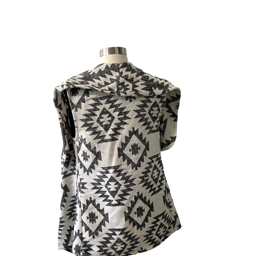 Me Jane Womens Tribal Pattern Vest w/ Pockets Size Large Gray & White in Color - Picture 6 of 6